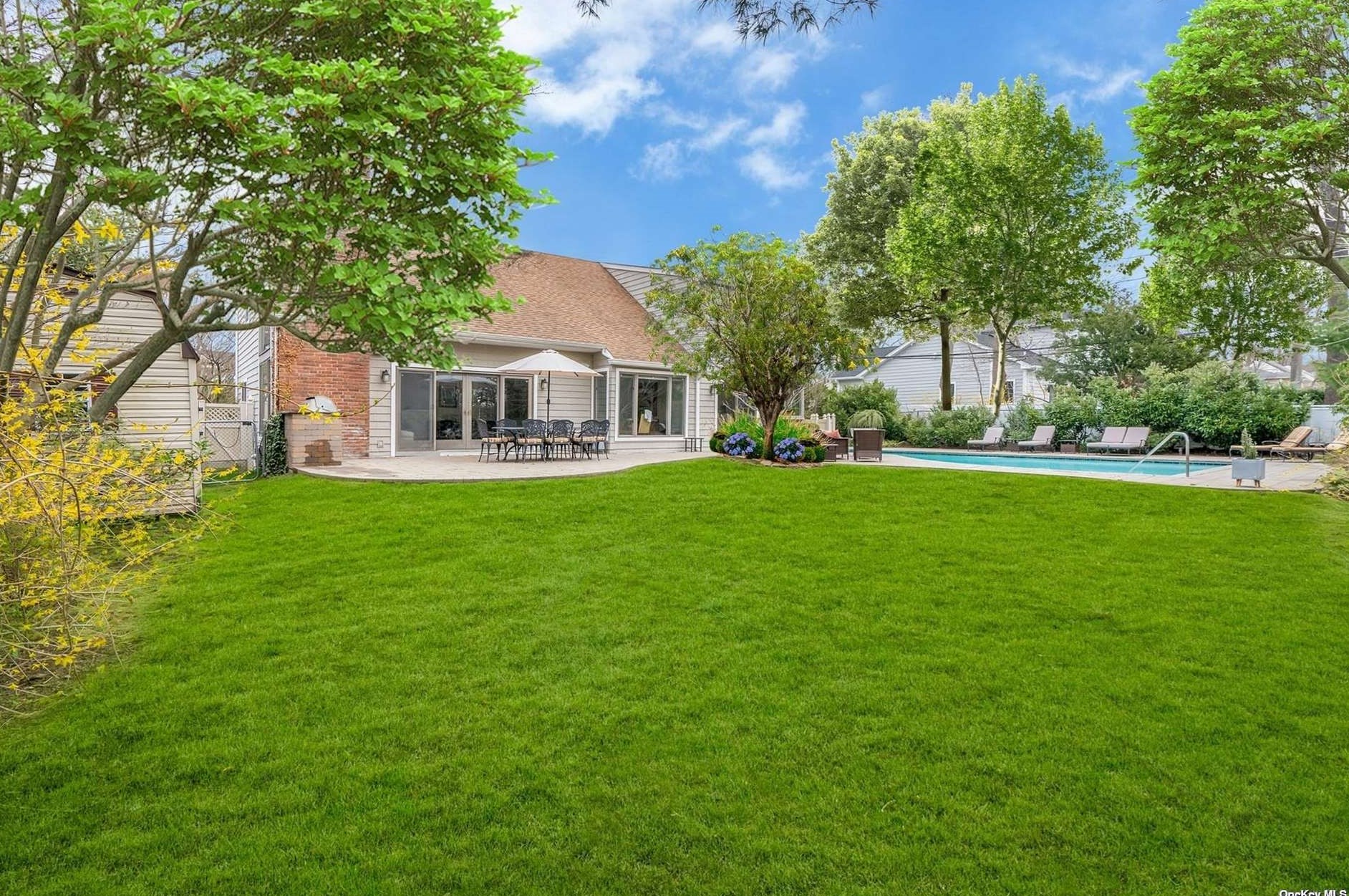 69 Chestnut Rd, North Hills, NY 11030-1208