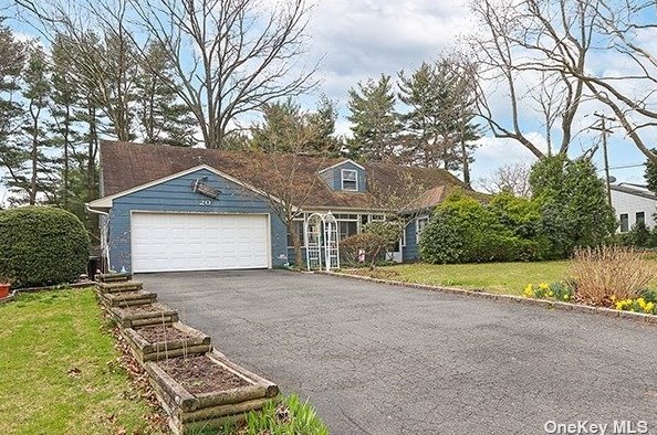 20 Oaktree Ln, North Hills, NY 11030-1705