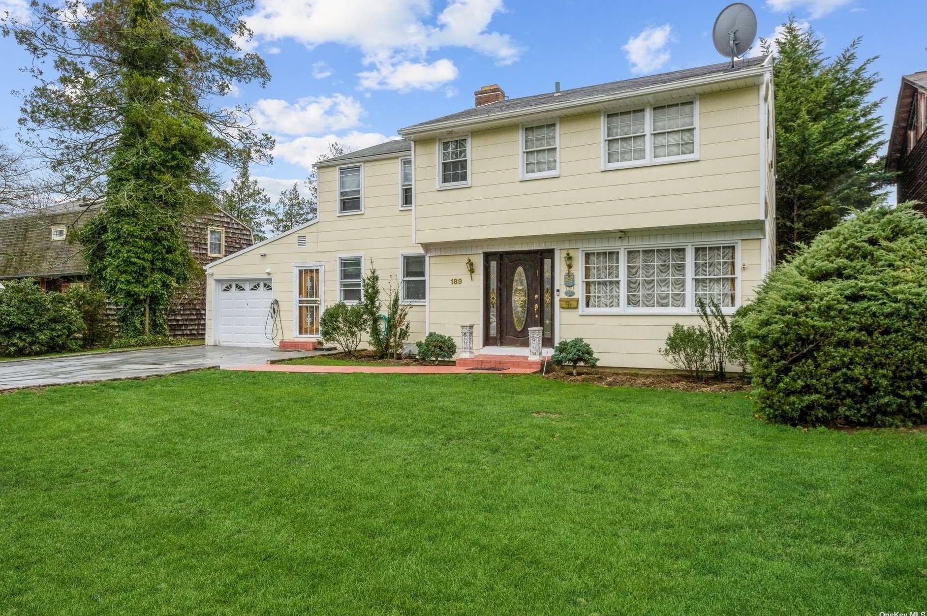 189 Peachtree Ln, East Hills, NY 11577-2417