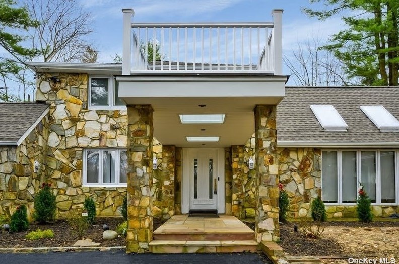 32 Valley Rd, Westbury, NY 11568