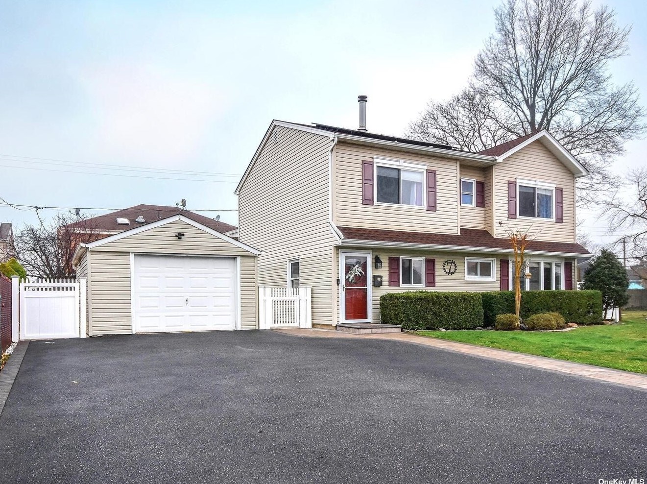 7 Redpoll Ln, Plainedge, NY 11756-3227