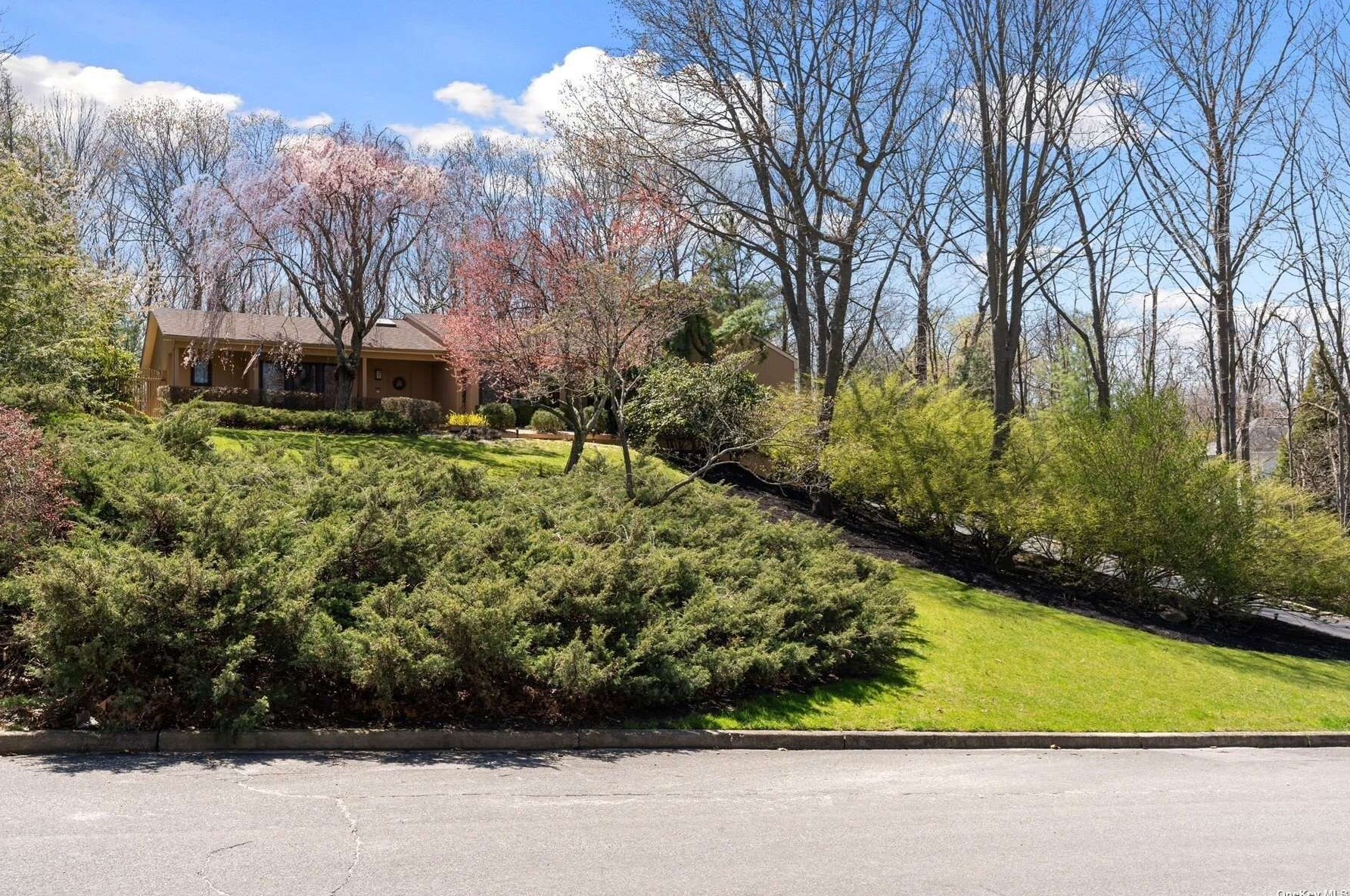 6 Sunken Valley Dr, Mount Sinai, NY 11766