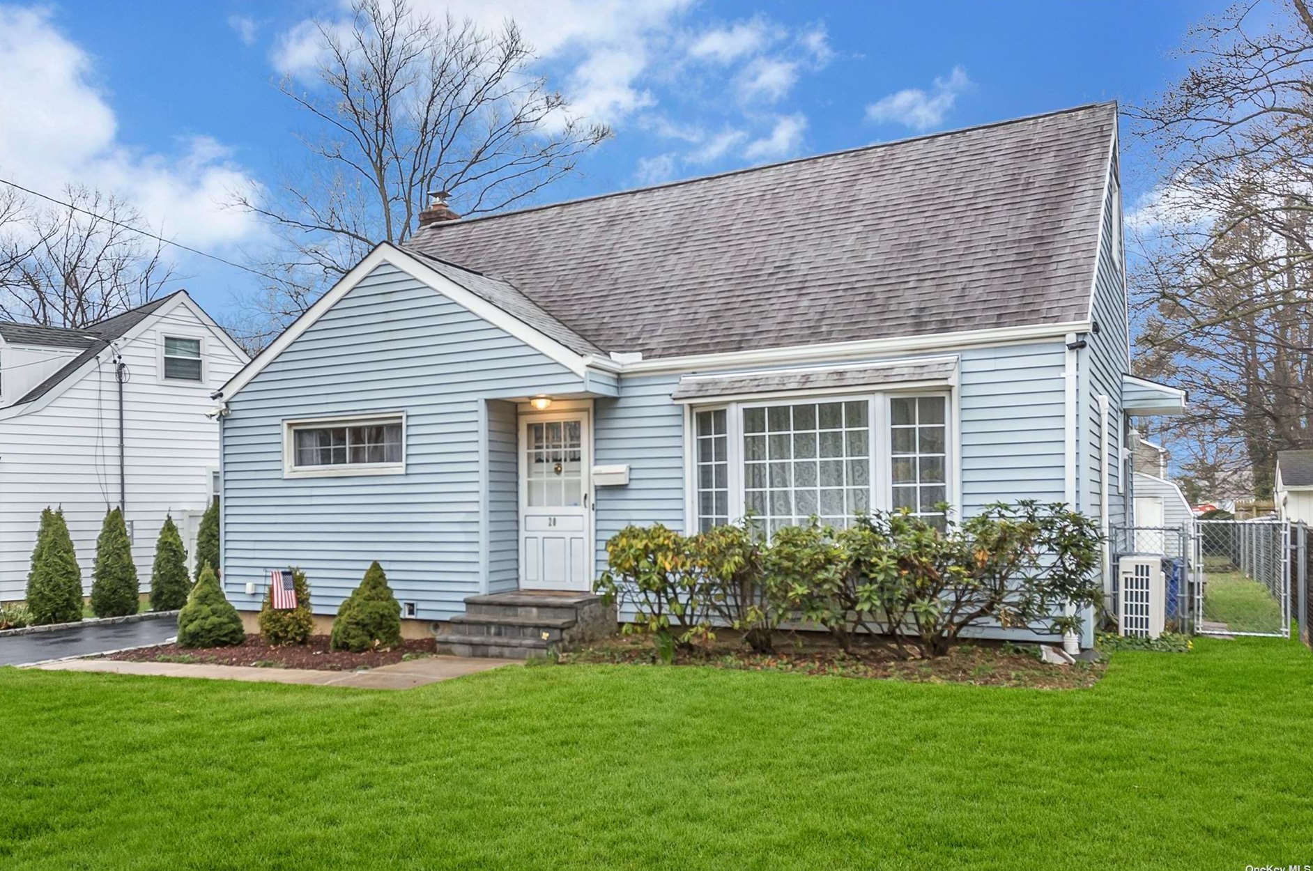 20 Leech Cir, Glen Cove, NY 11542-3024