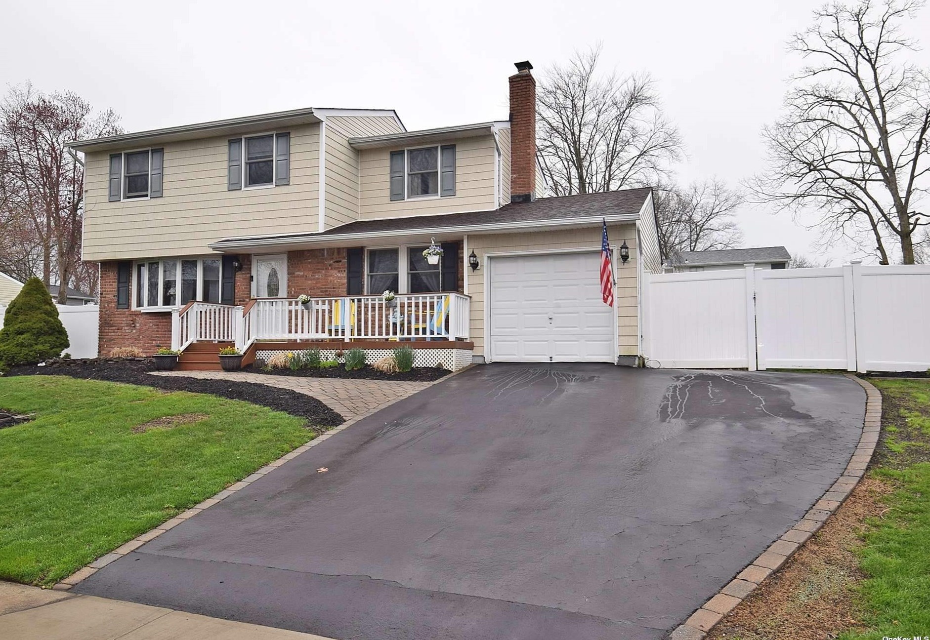 36 Hooper St, Prt Jefferson Station, NY 11776-3904