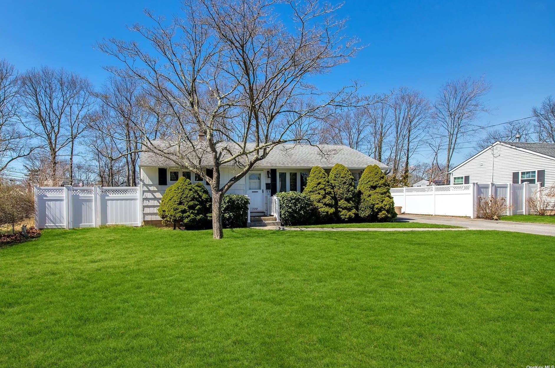 132 Meroke Ln, East Islip, NY 11730-3313