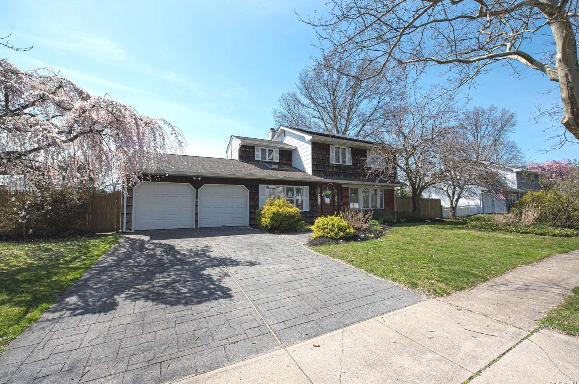 18 Northgate Dr, Greenlawn, NY 11740-2305
