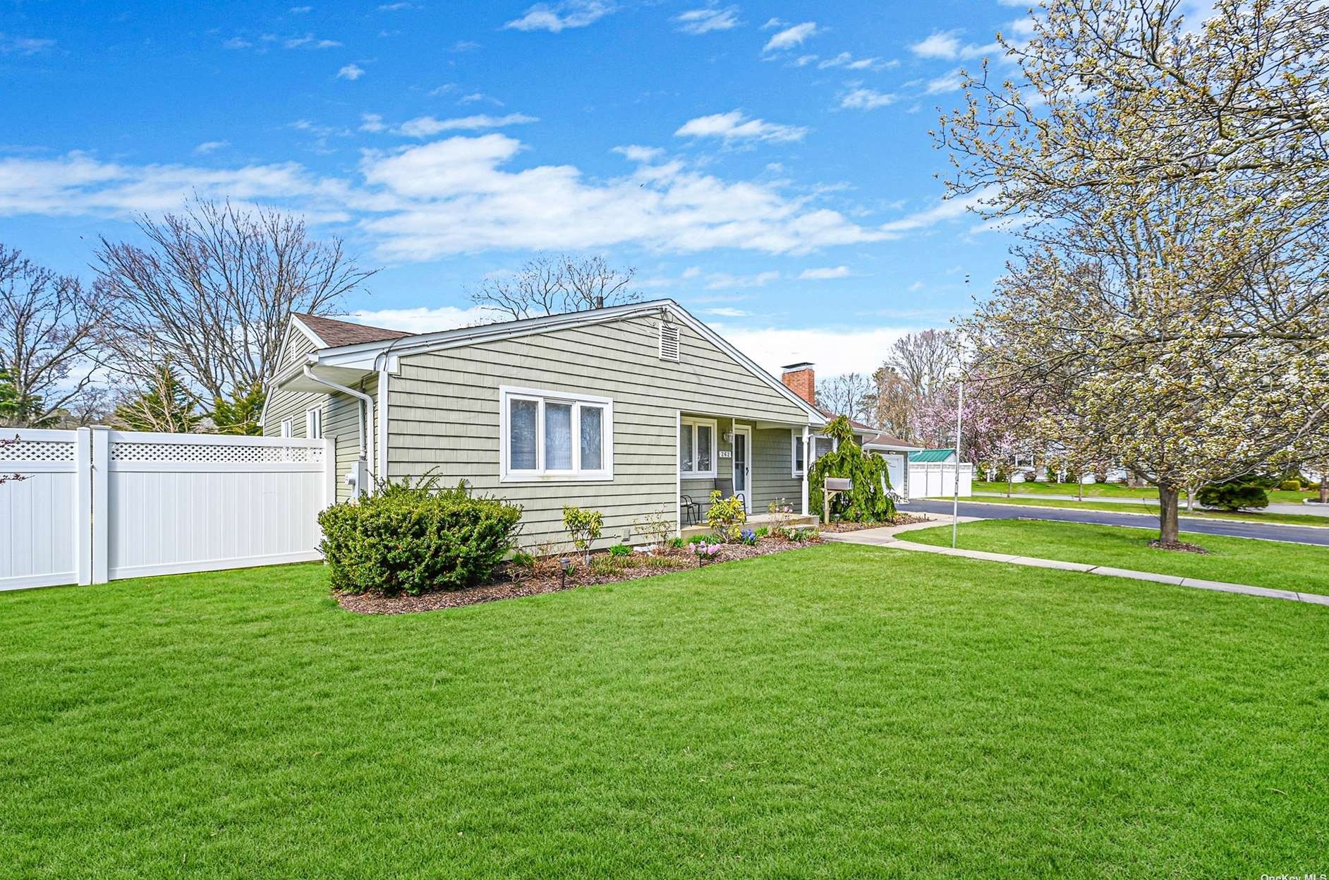 262 Prospect Ave, Canaan Lake, NY 11772-2249