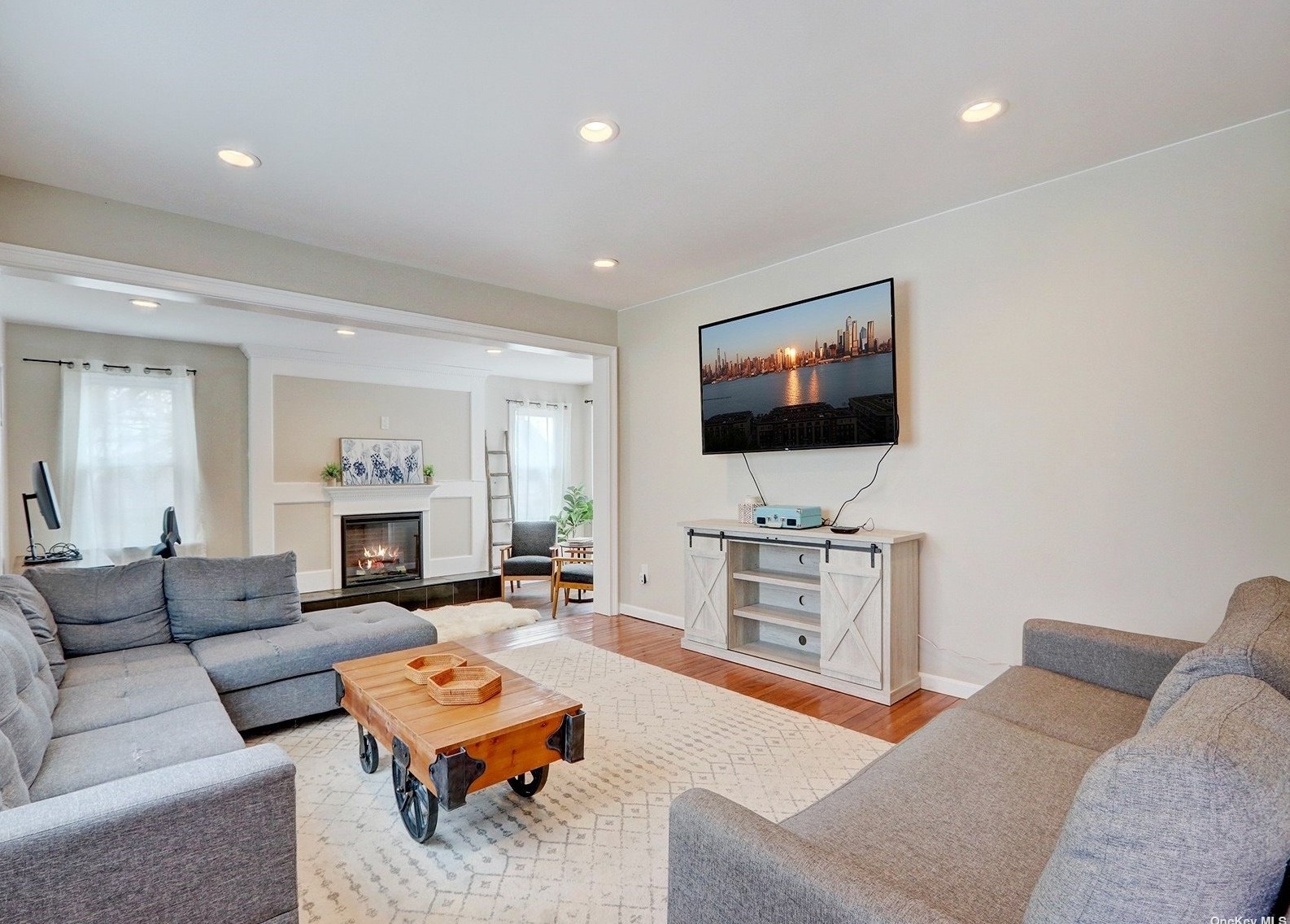 4 Garden Blvd, Hicksville, NY 11801-5925