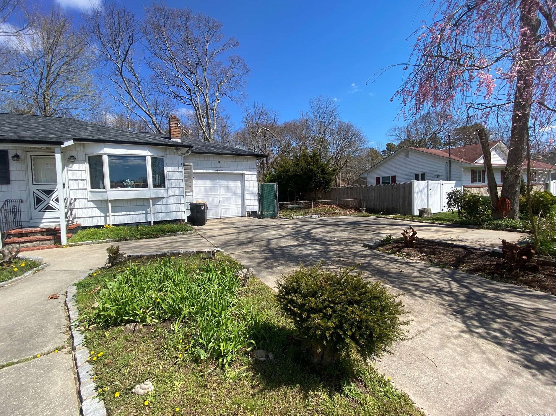 19 Lincoln Ave, Old Mastic, NY 11951-1629