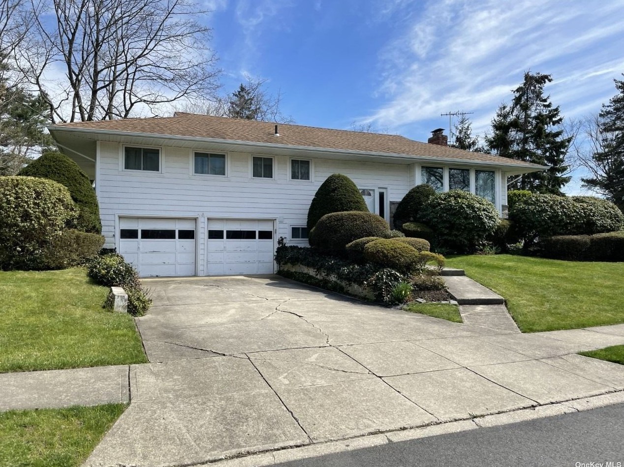 33 Tad Ln, Hicksville, NY 11804-1036