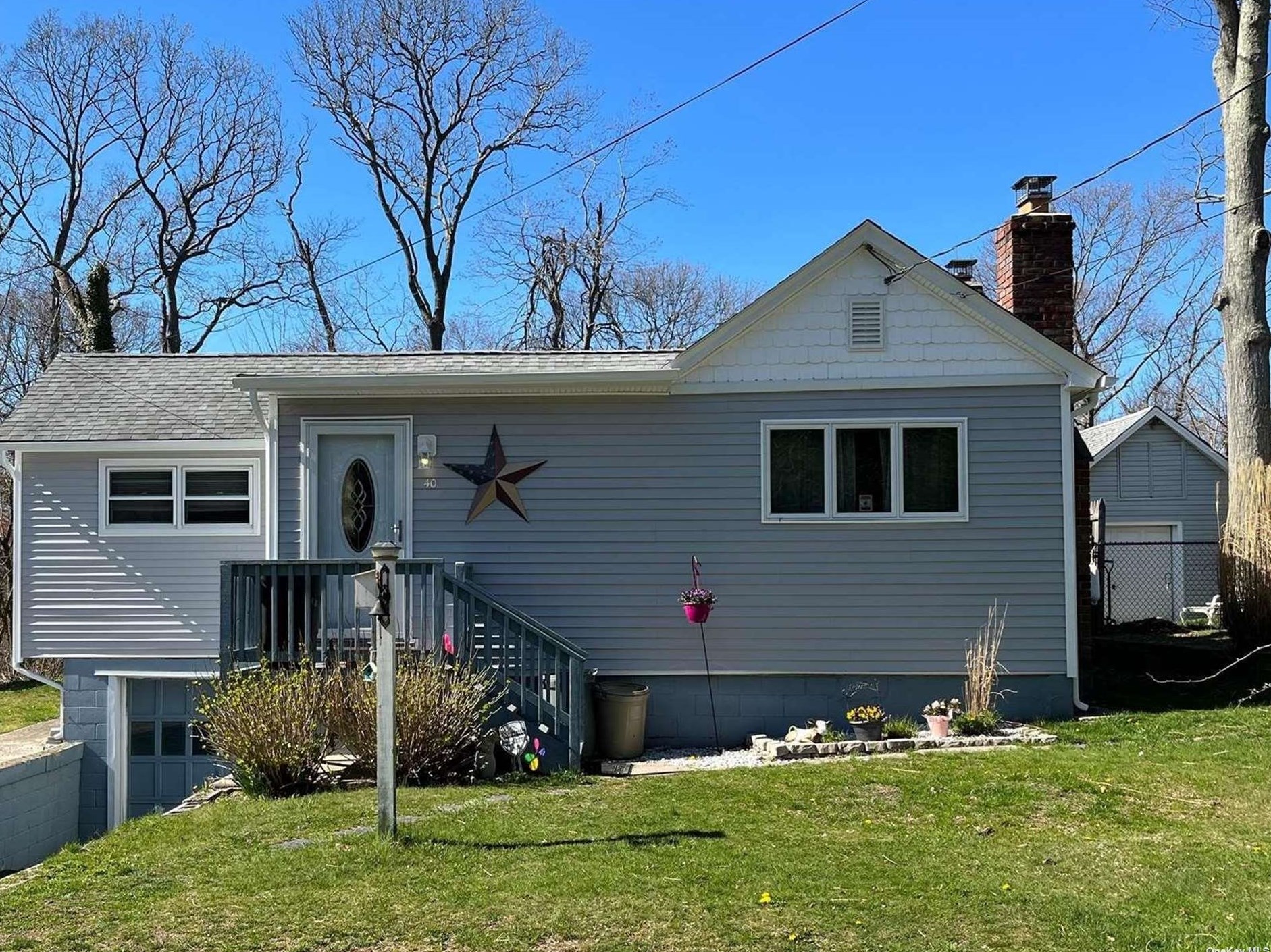 40 Breezy Point Rd, Wildwood, NY 11792-1902