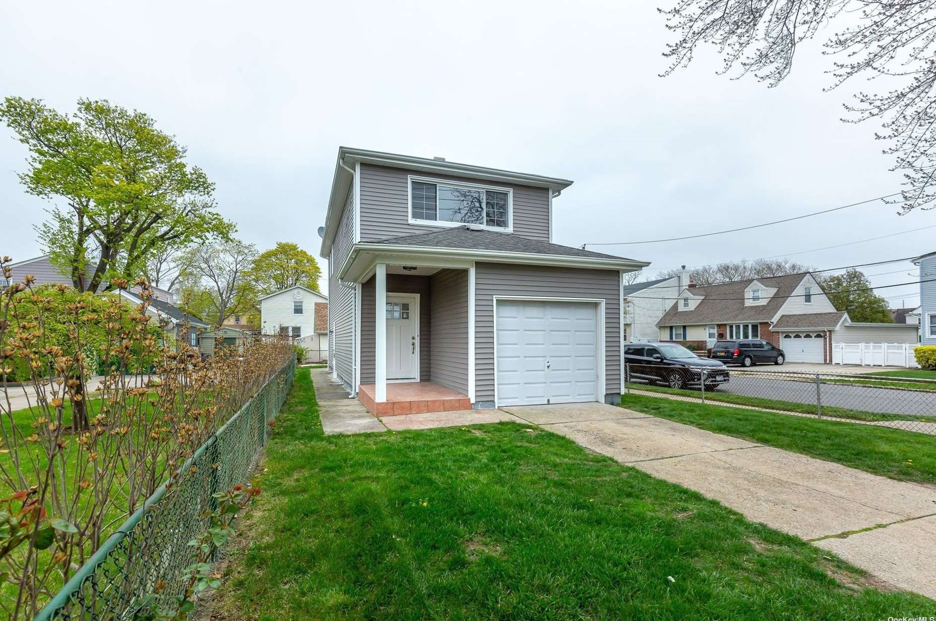 34 5th Ave, New Hyde Park, NY 11040