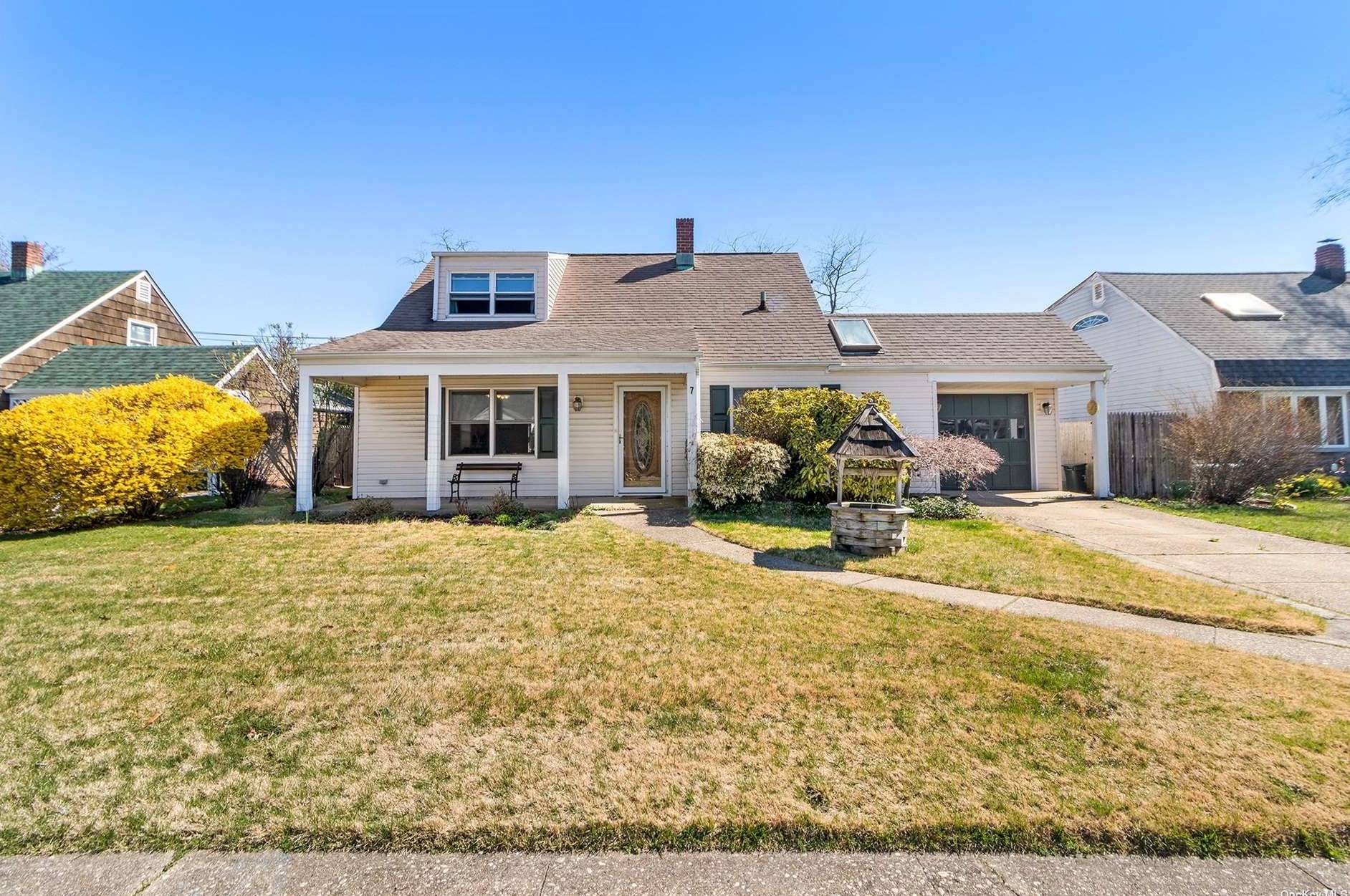 7 Oaktree Ln, Plainedge, NY 11756-1520