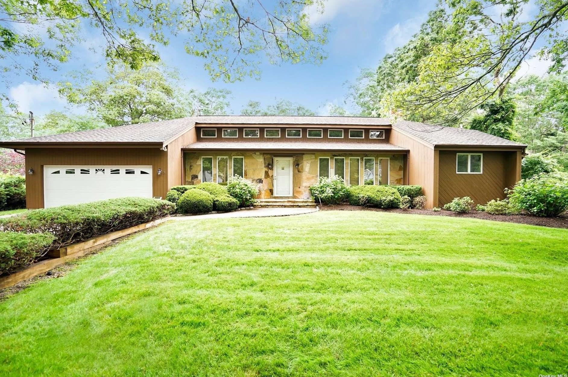 3 Harbor Rd, Hampton Bays, NY 11946