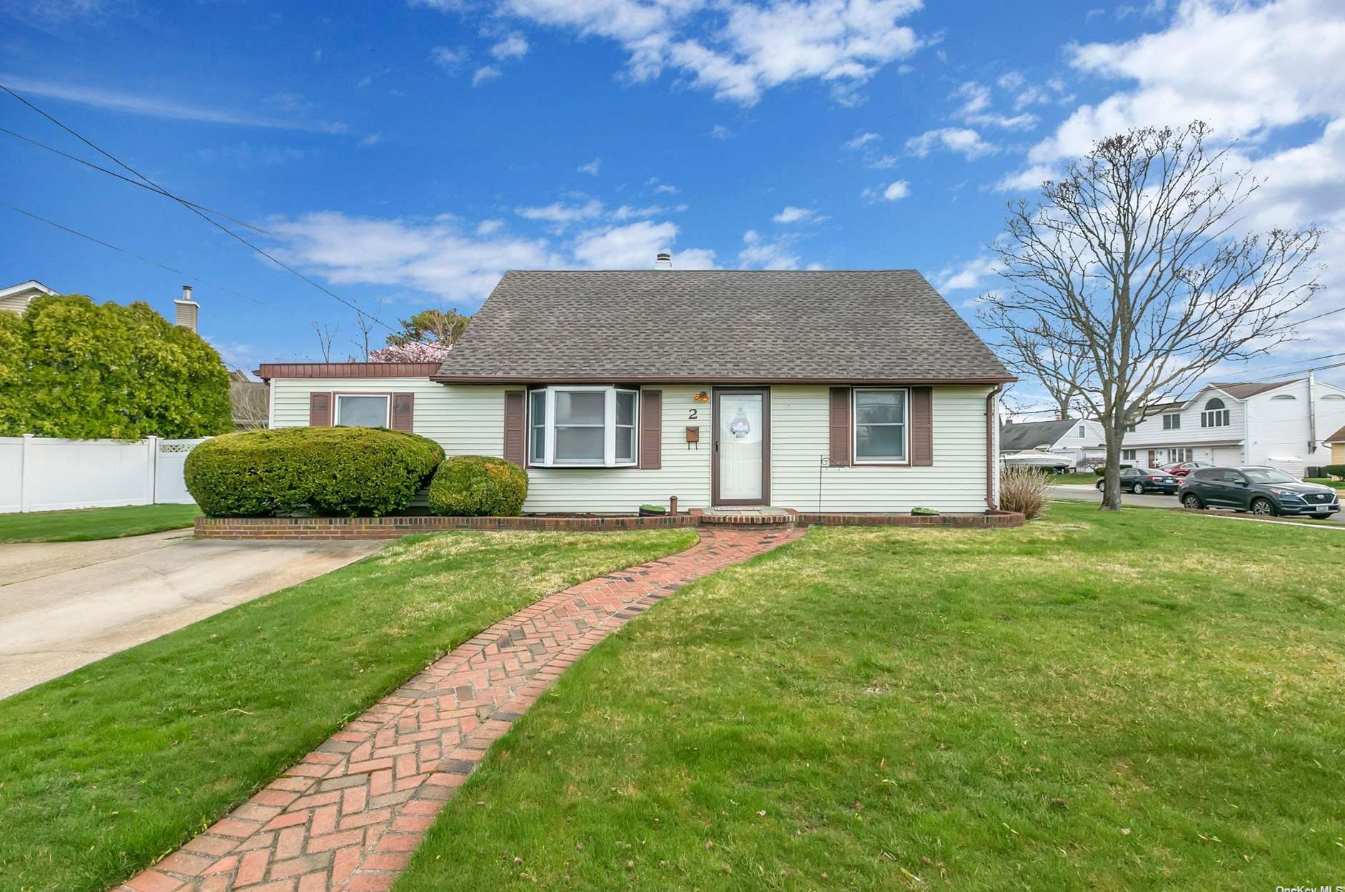2 Croyden Dr, East Massapequa, NY 11758-6140