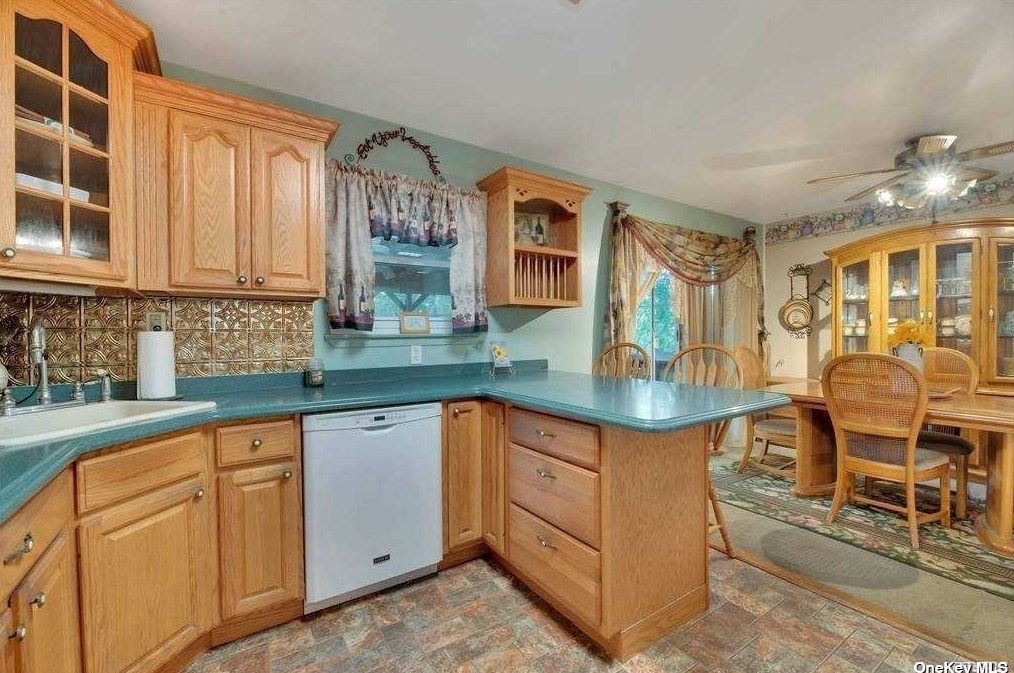 36 Syracuse Ave, Gordon Heights, NY 11763-3621