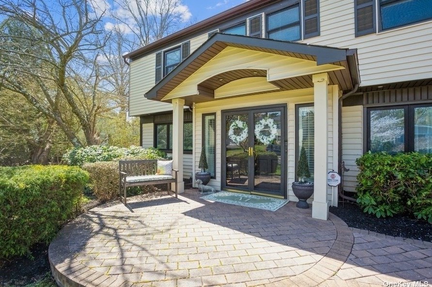48 Hopewell Dr, Stonybrook, NY 11790-2339