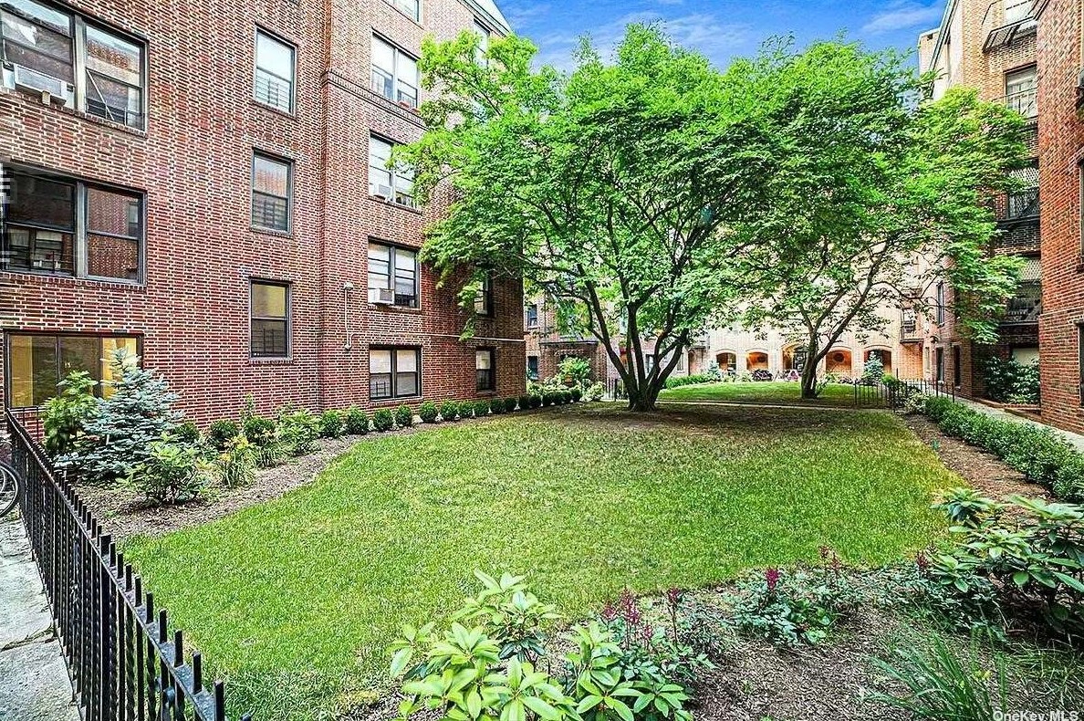 3353 82nd St Apt A32, Flushing, NY 11372