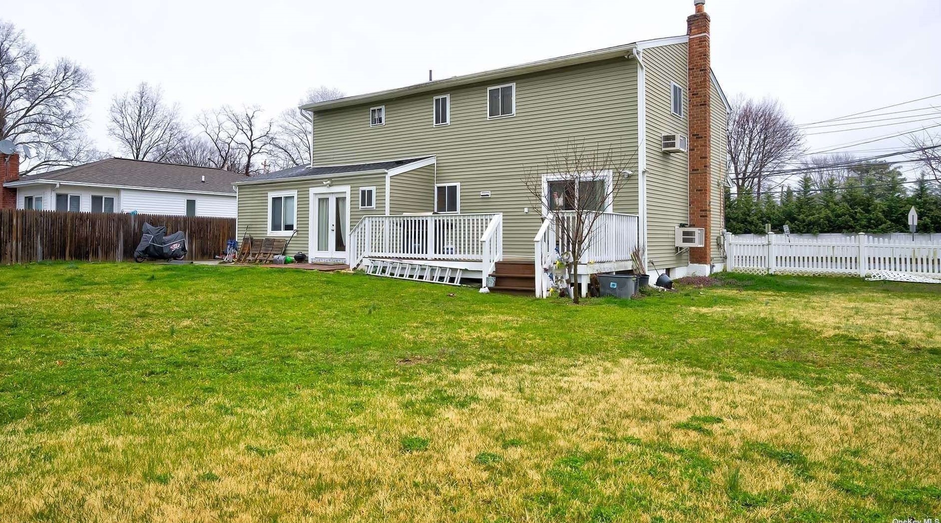 614 Woodbury Rd, Hicksville NY 11803-1012 exterior