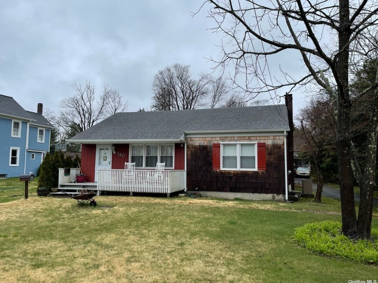 140 Lincoln Ave, Sayville, NY 11782-1408