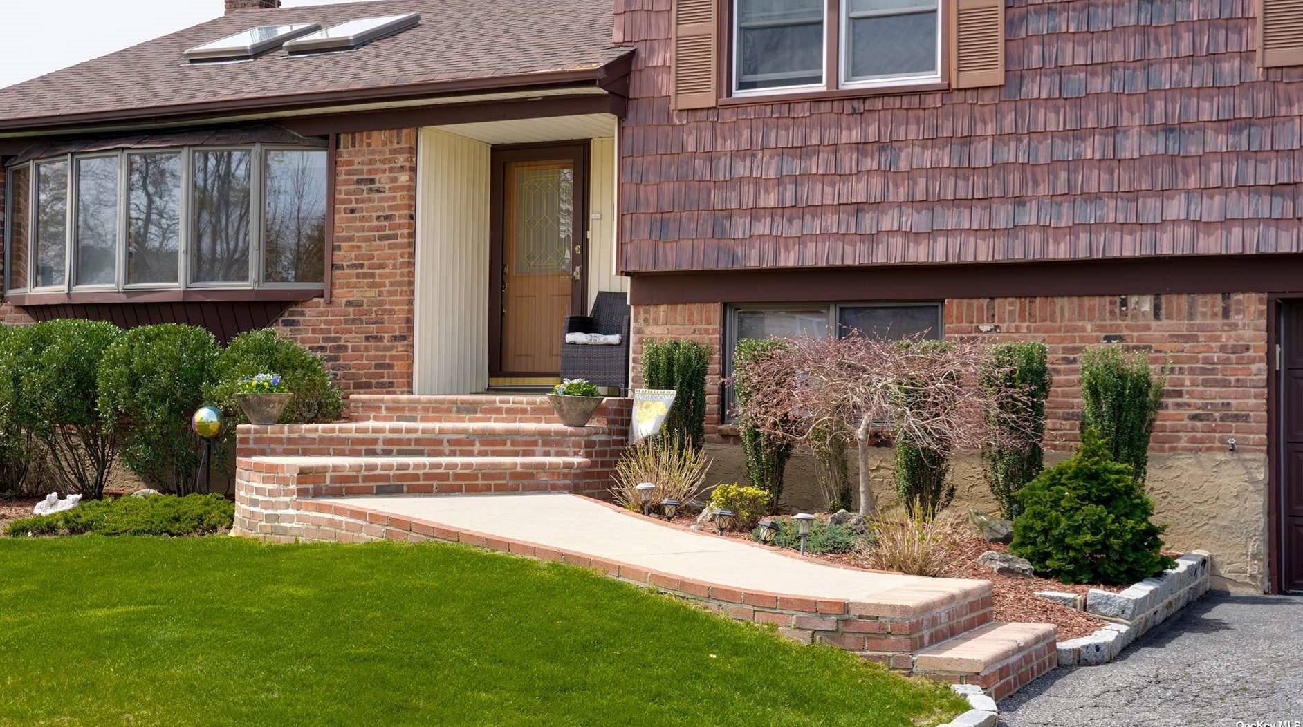 35 Burton Ave, Hicksville, NY 11803-6219