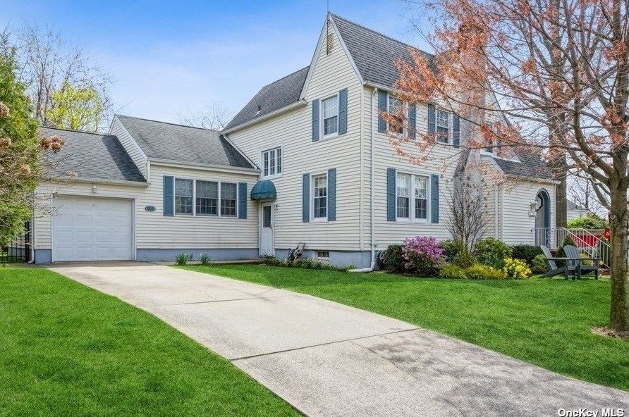 202 Bromleigh Rd, Garden City, NY 11530-5014