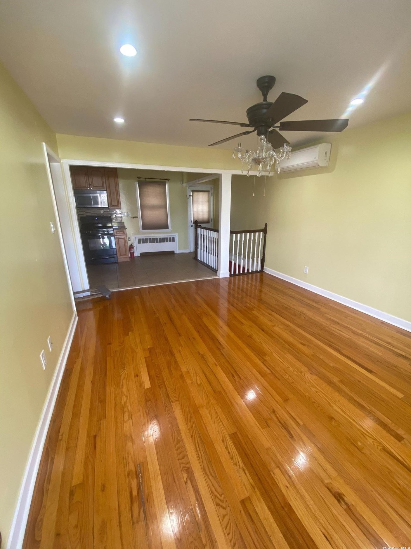 81 10th Ave, Babylon, NY 11704