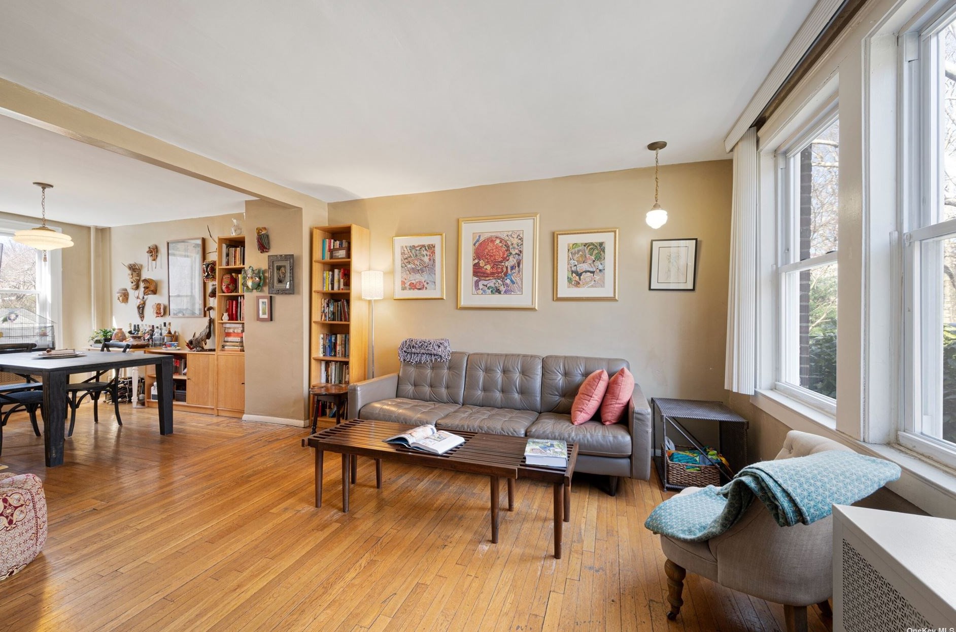 49-16 39th Ave, Flushing, NY 11377-2410