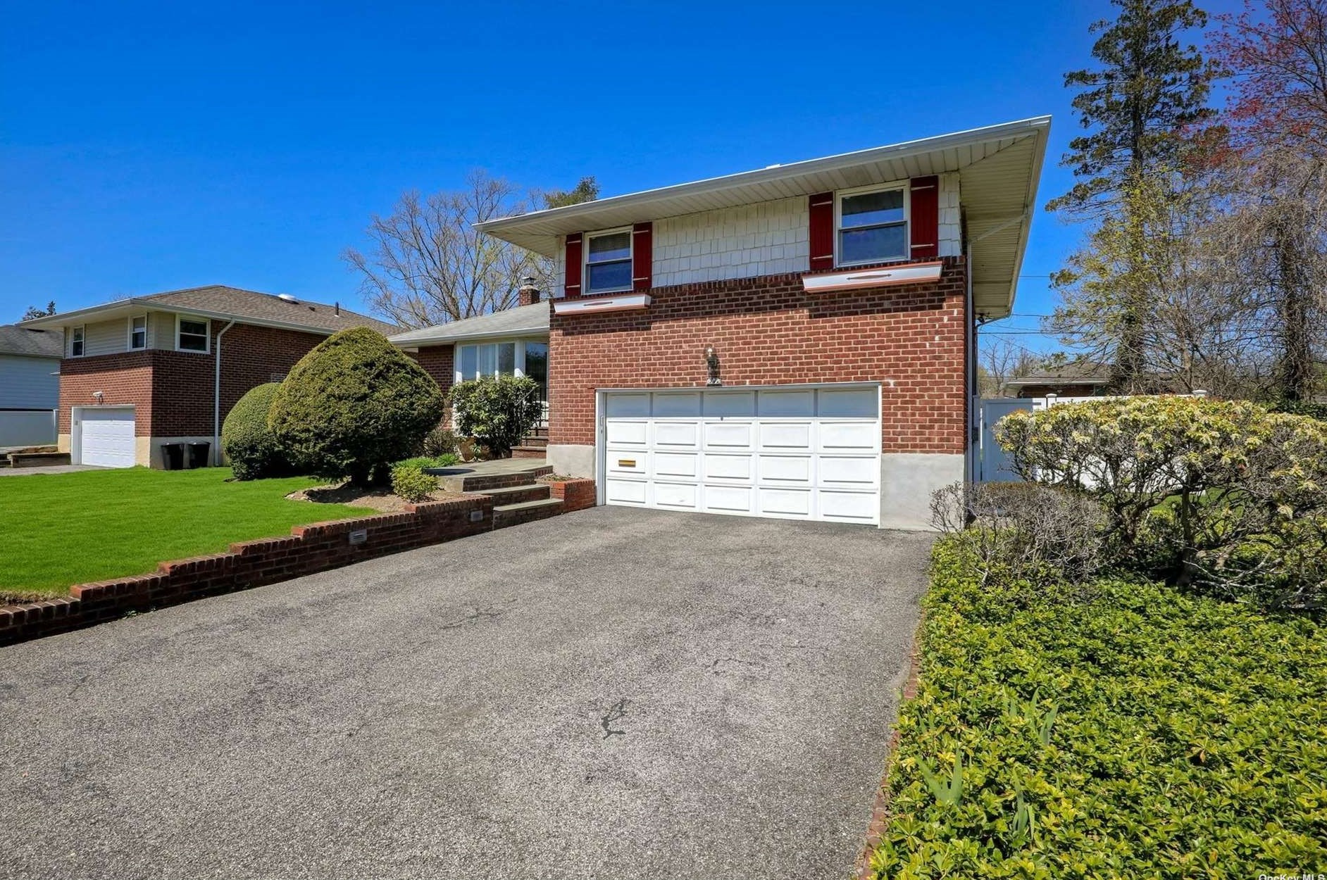 77 Phipps Ln, Hicksville, NY 11803-2937
