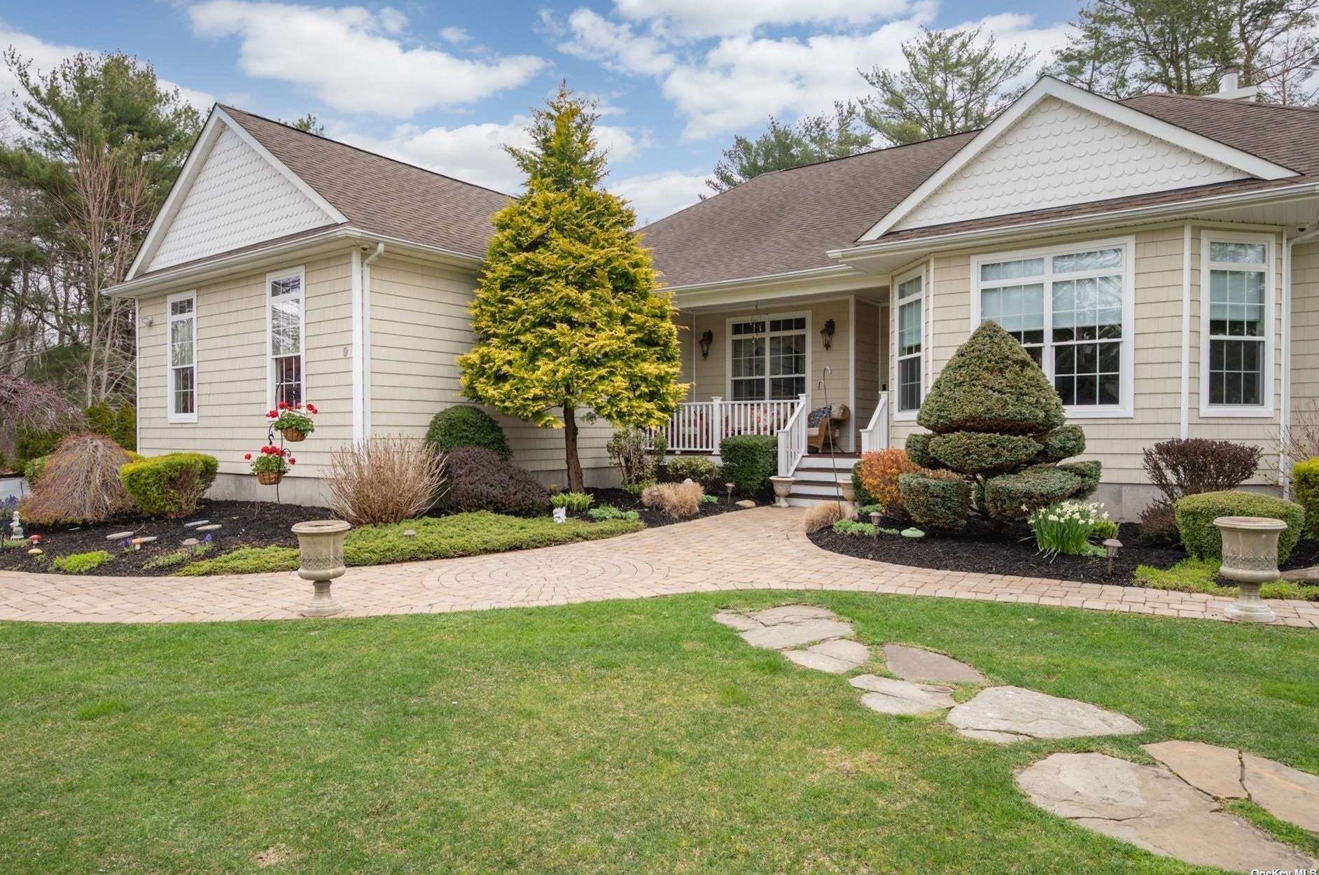 9 Wessel Ln, Gordon Heights, NY 11763-3509