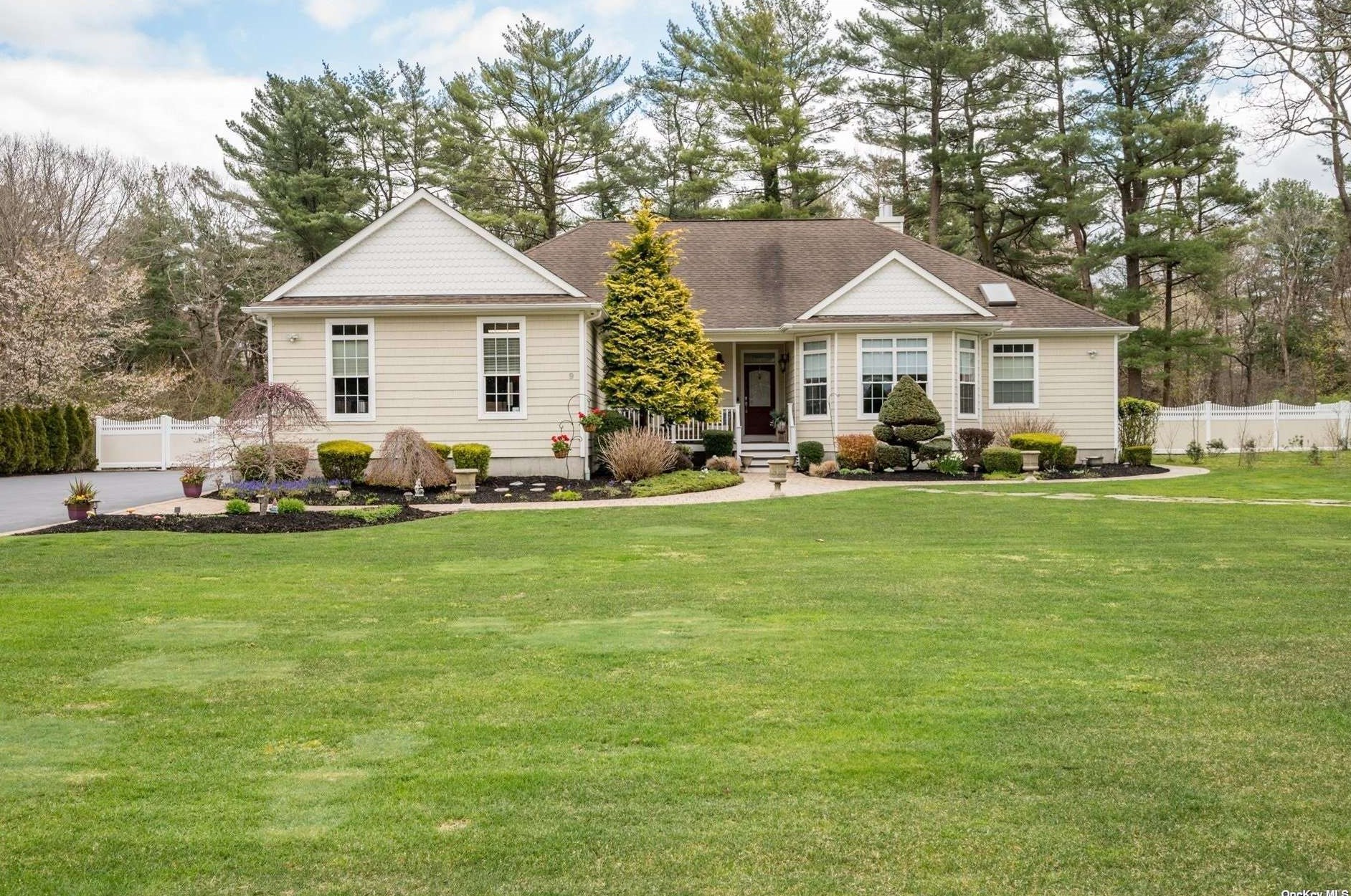 9 Wessel Ln, Gordon Heights NY  11763-3509 exterior