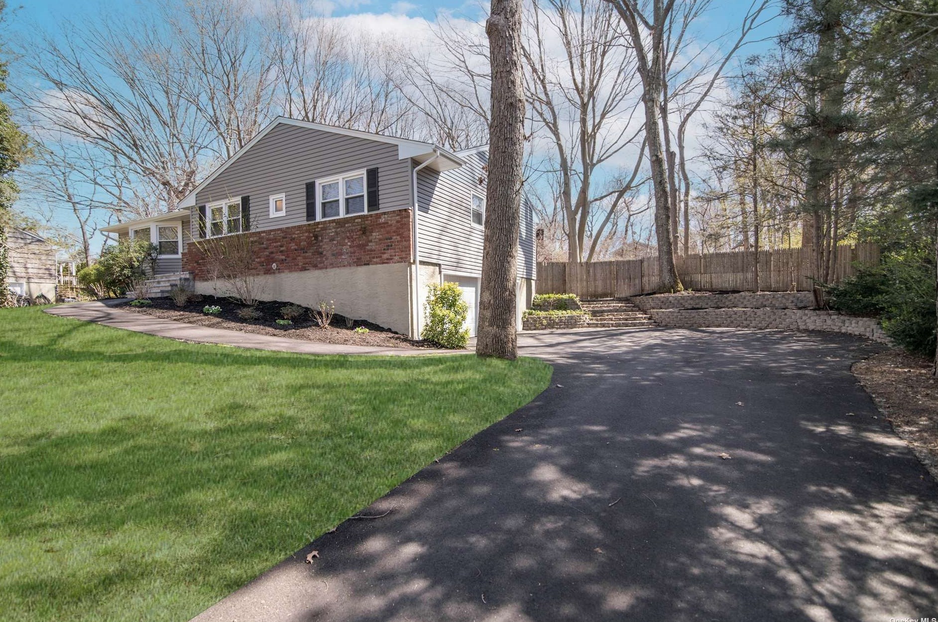 82 Saddle Rock Rd, Strongs Neck, NY 11733-1855