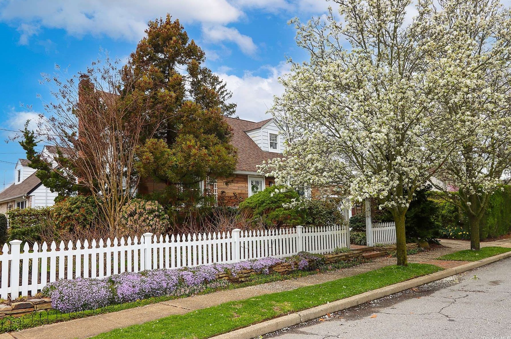 1848 State St, North Merrick, NY 11566-2967