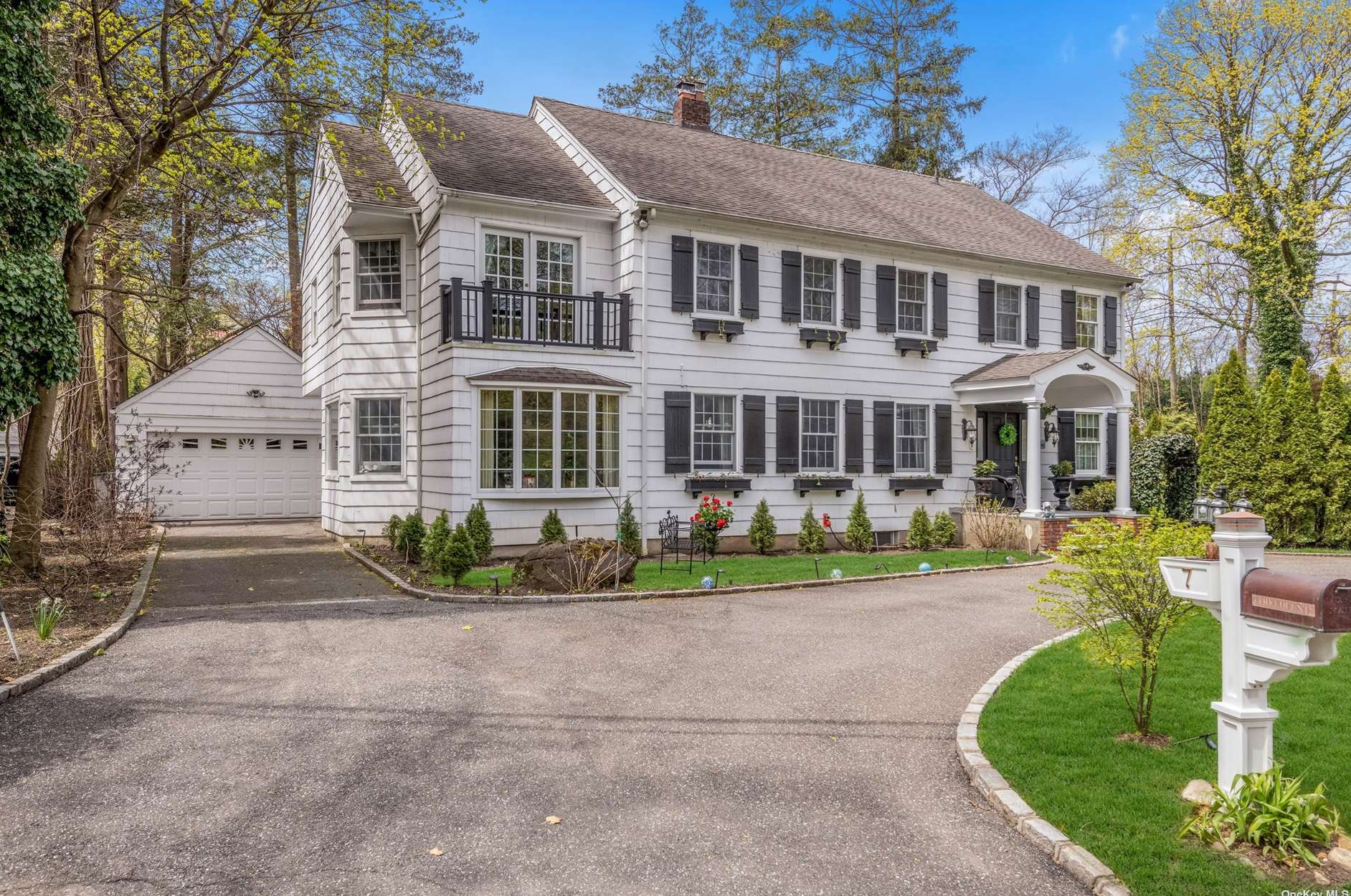 7 The Locusts, East Hills, NY 11576