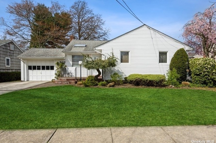 902 Maple Ln, Hempstead, NY 11554-4553