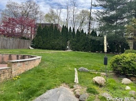 232 Thompson Shore Rd, North Hills, NY 11030-2241
