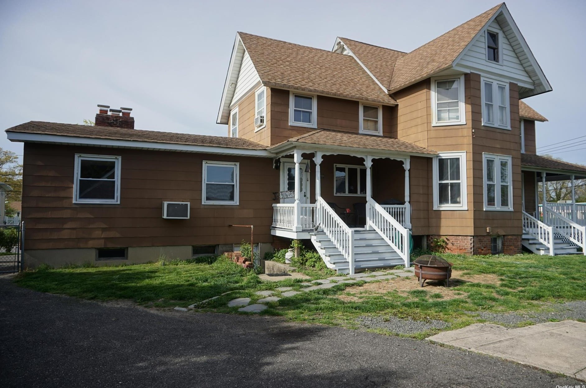 670 Deer Pk Ave, Babylon, NY 11702