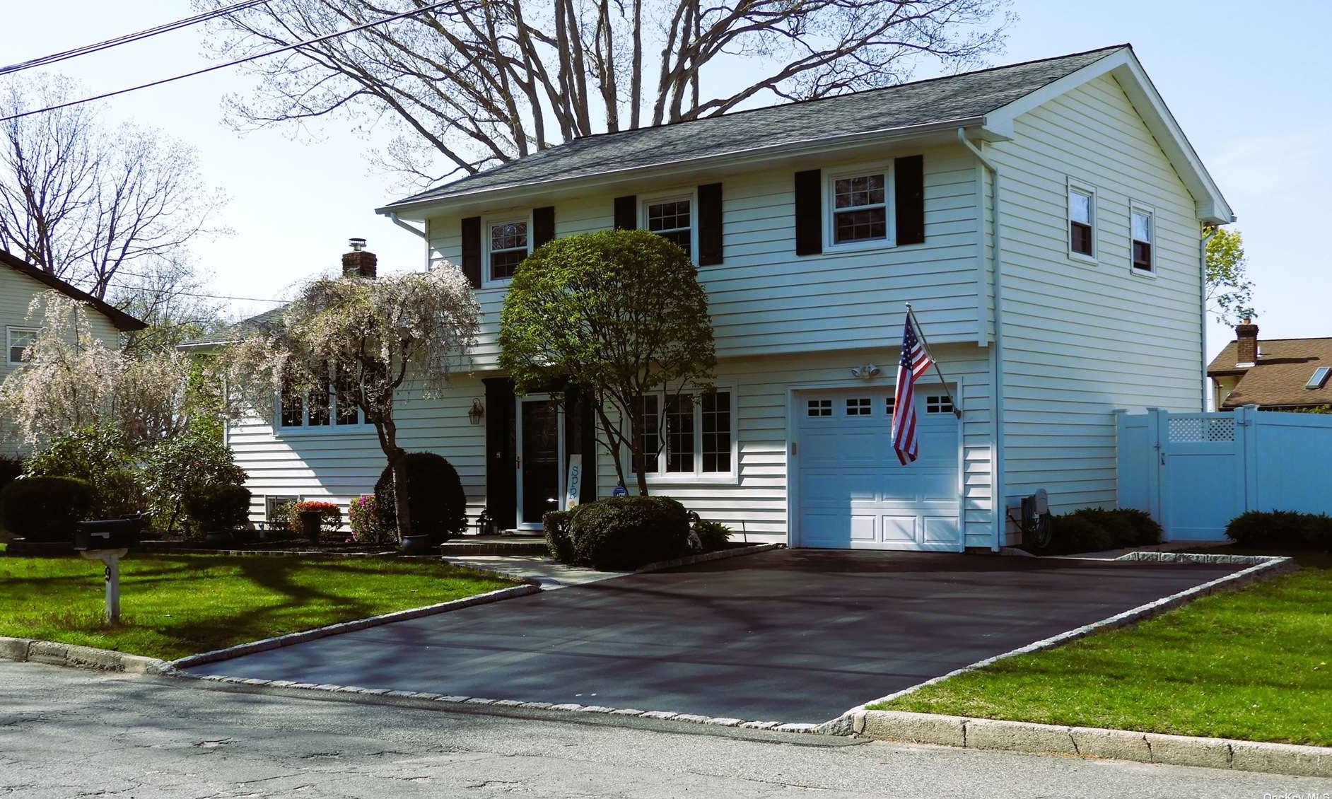 9 Madison St, Smithtown, NY 11787-1003