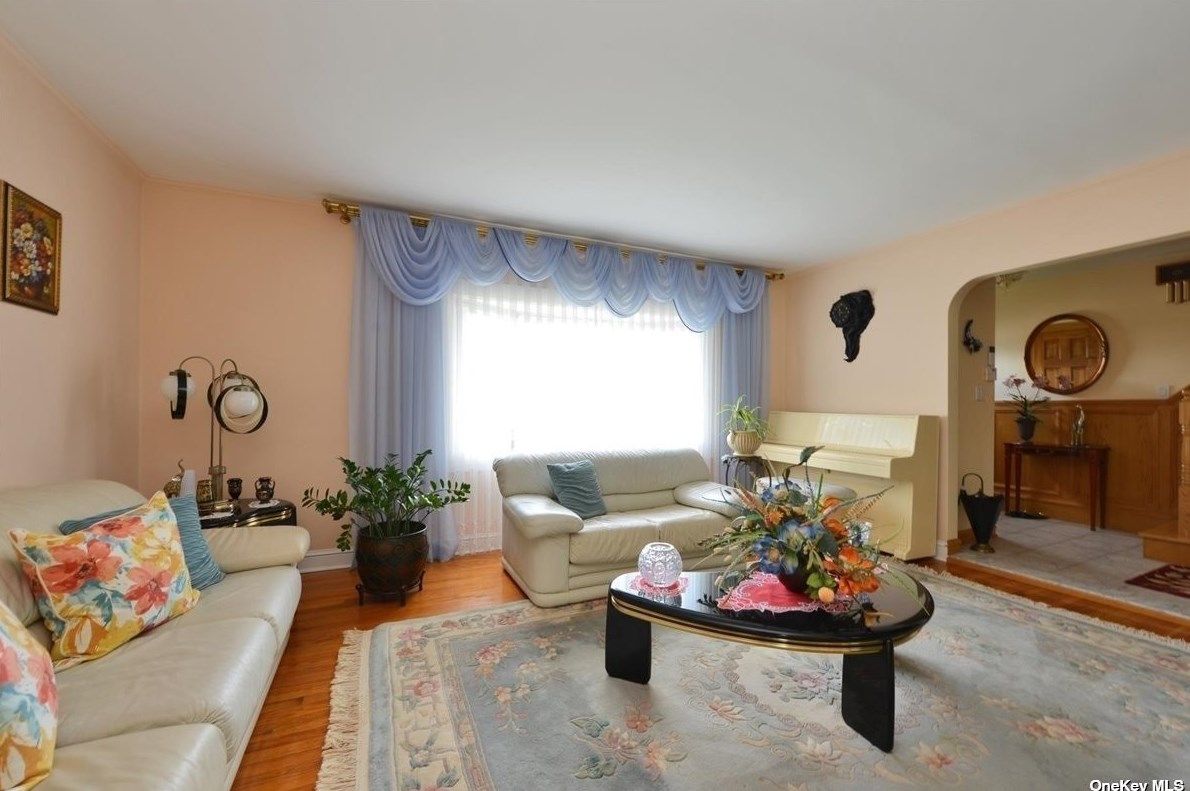 56-51 189th St, Flushing, NY 11365-2813