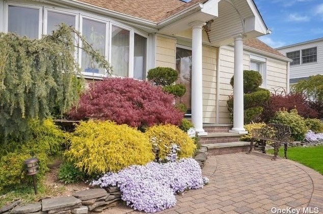 36 Lewis Ln, Syosset, NY 11791-3928