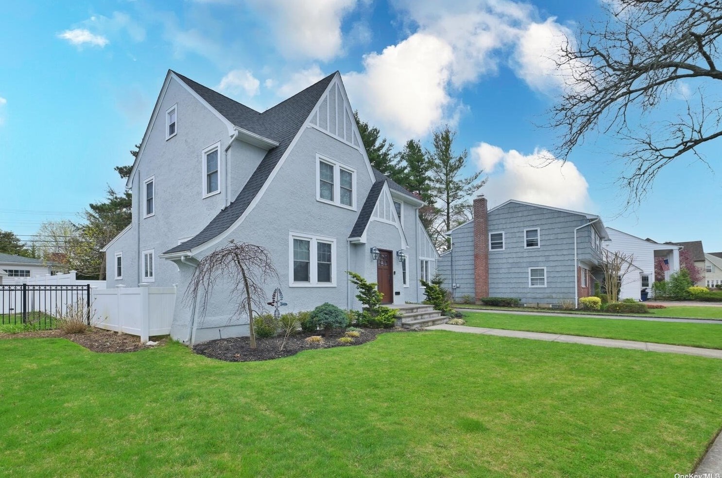 35 Bedford Ave, Rockville Centre, NY 11570-2202
