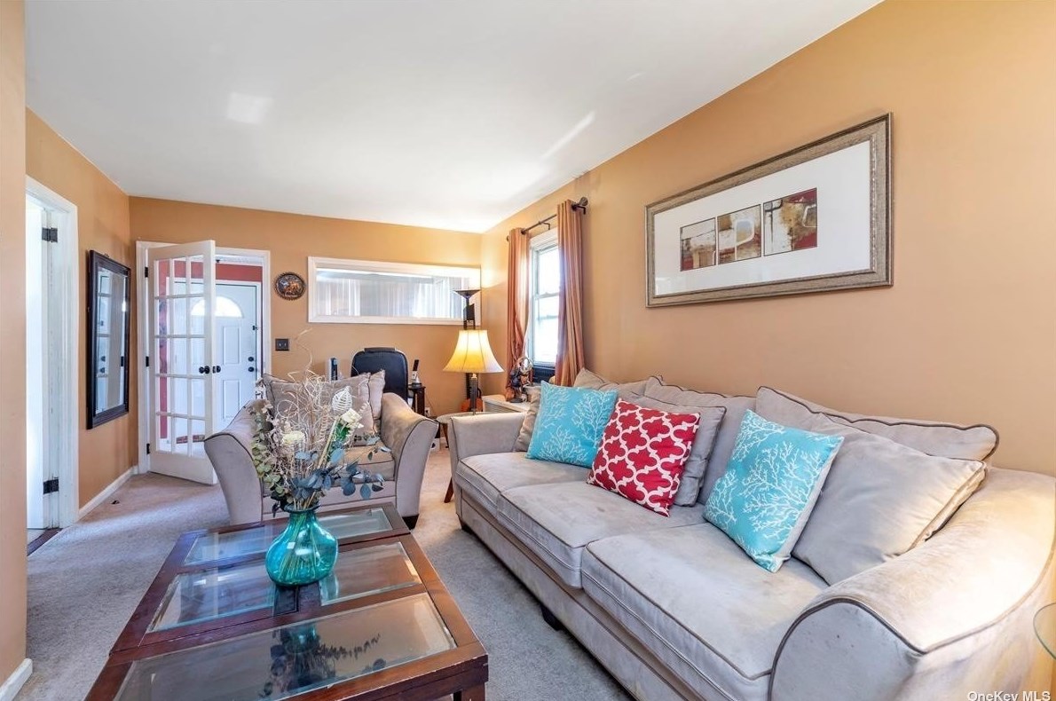 94 Waldorf Ave, Floral Park, NY 11003