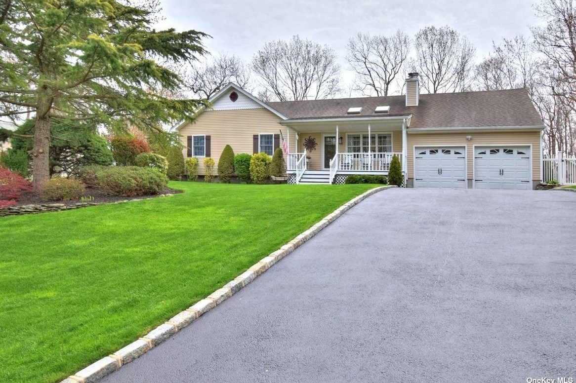 205 Great Rock Dr, Wildwood, NY 11792-1848