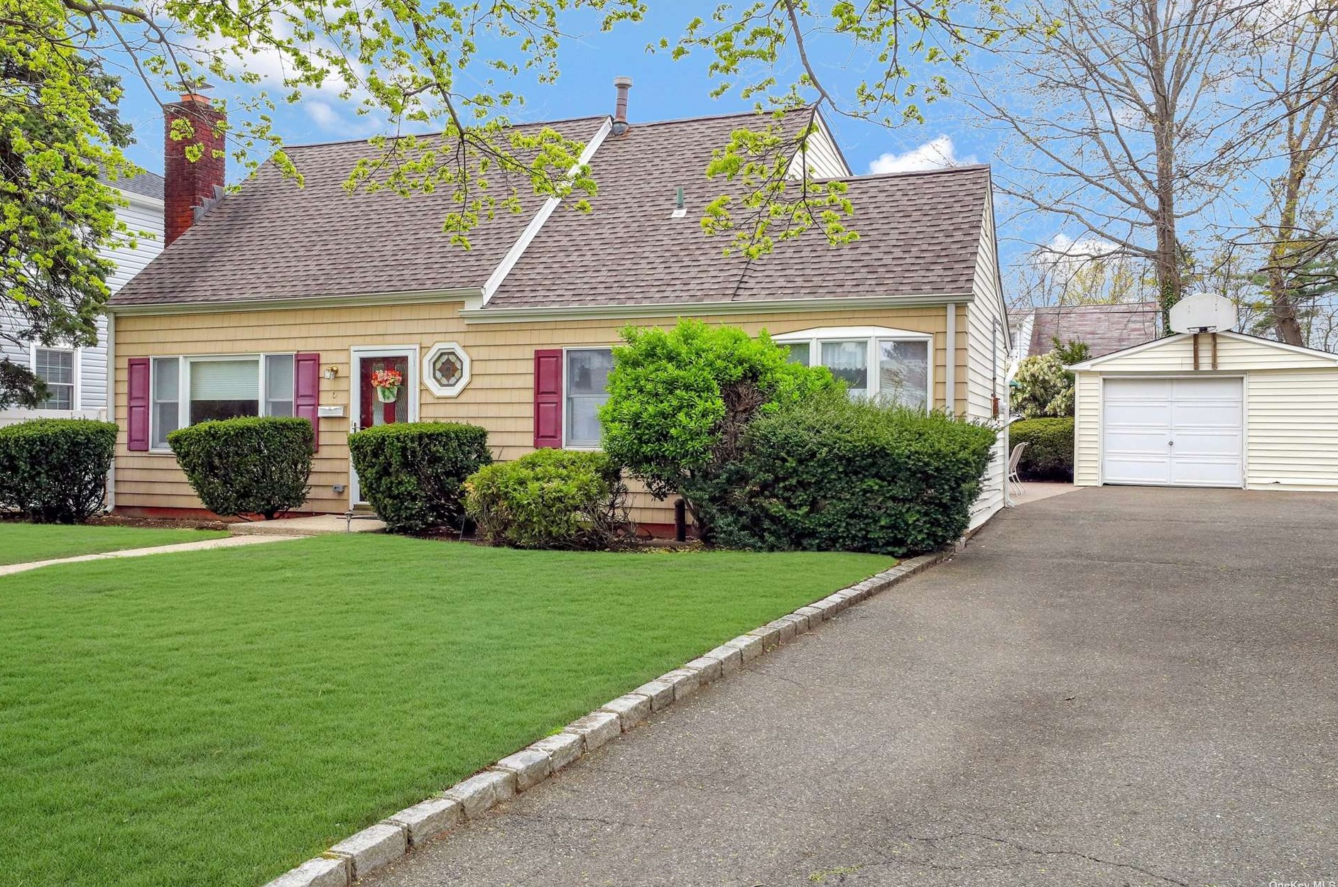 6 Peachtree Ln, Carle Place, NY 11514-1308