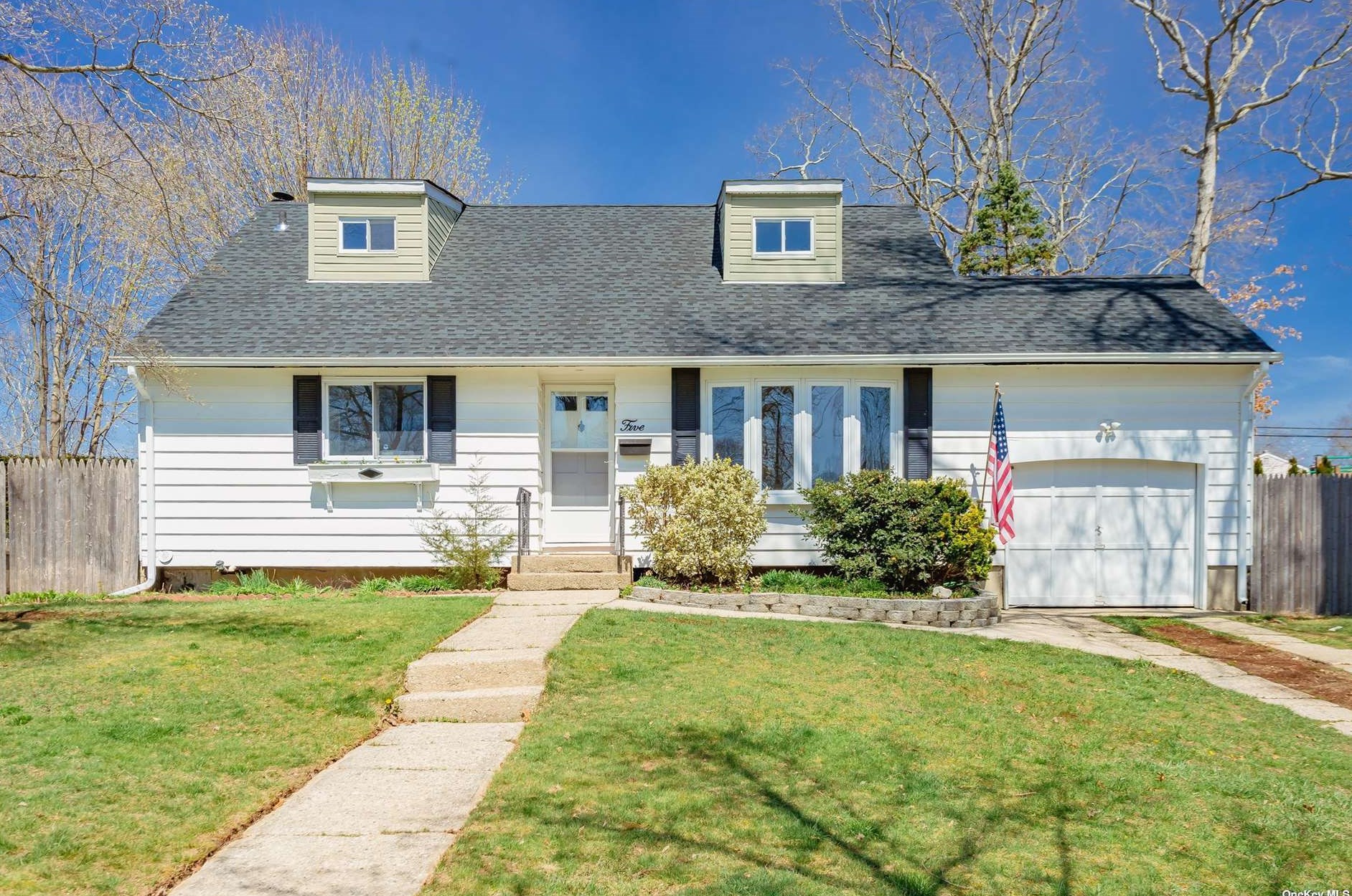 5 Buttonwood Path, Smithtown, NY 11787-4905