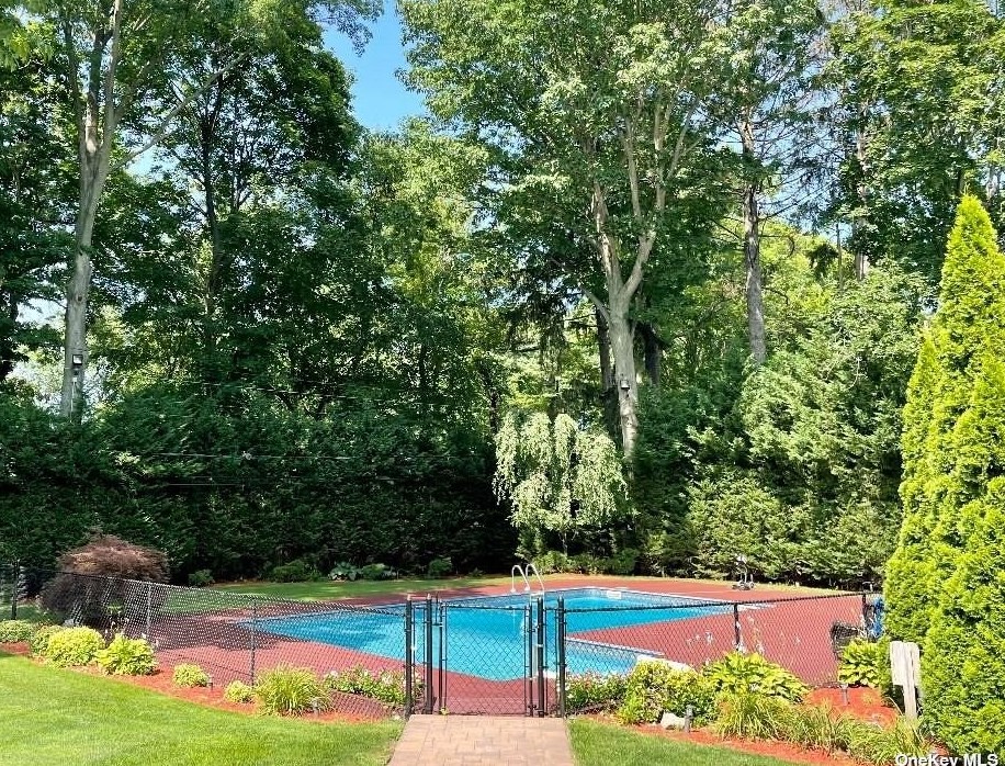 23 Regent Pl, East Hills, NY 11576-2022