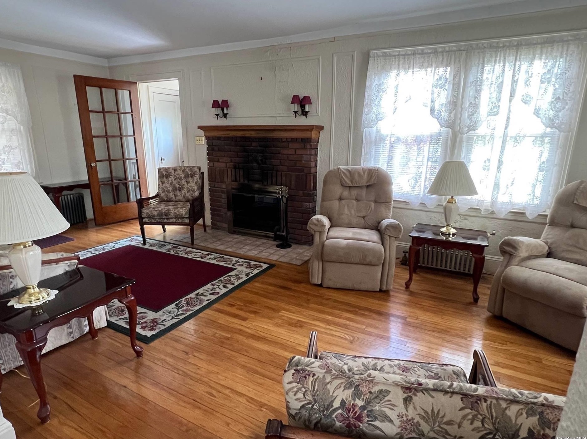 11 Melrose Ave, Lynbrook, NY 11563-3717