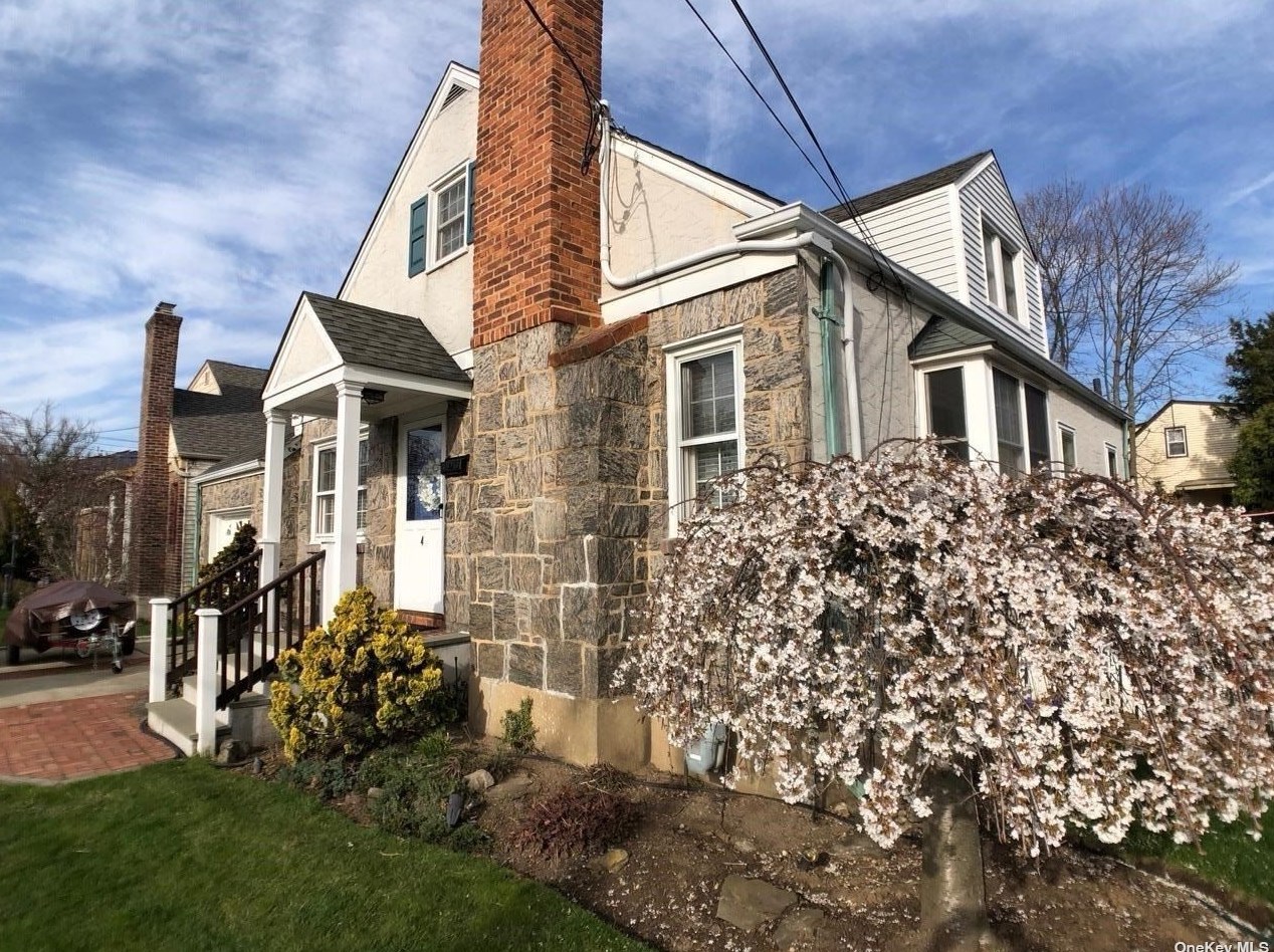 4 Ralph Ave, Rockville Centre, NY 11572-4420