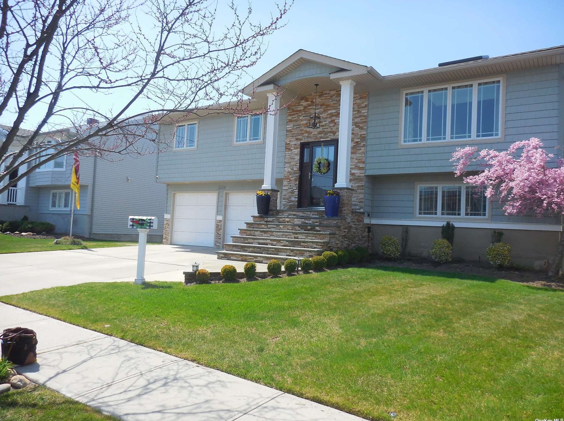3024 Waverly Ave, Rockville Centre, NY 11572-2722