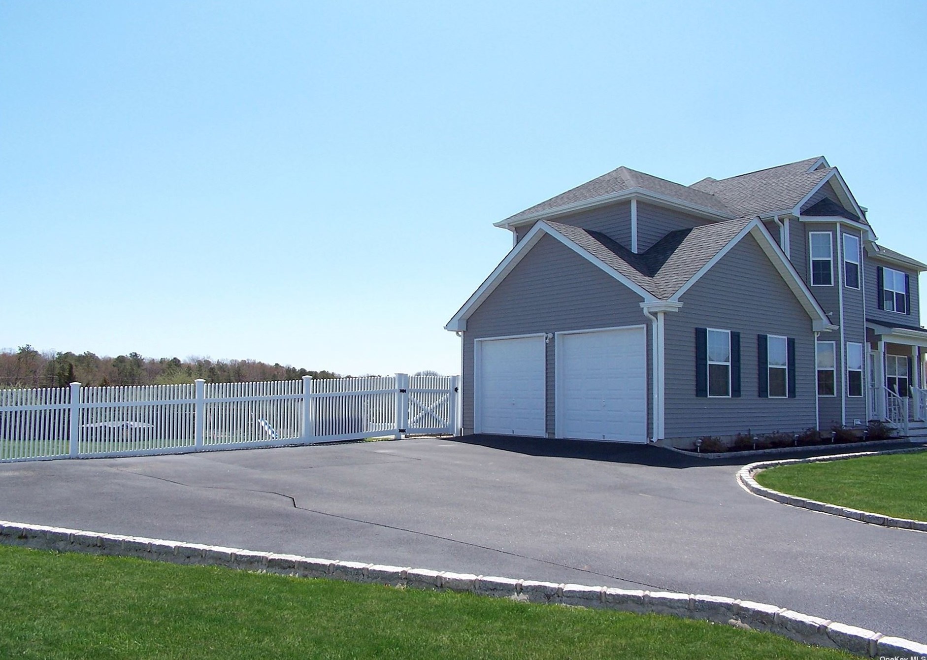 168 Calverton Ct, Wildwood, NY 11792-2804